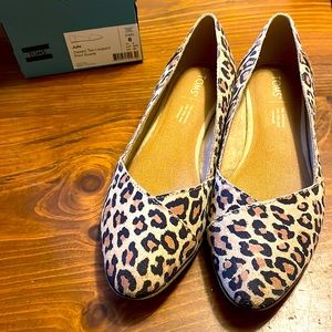 Women’s leopard suede Toms flats